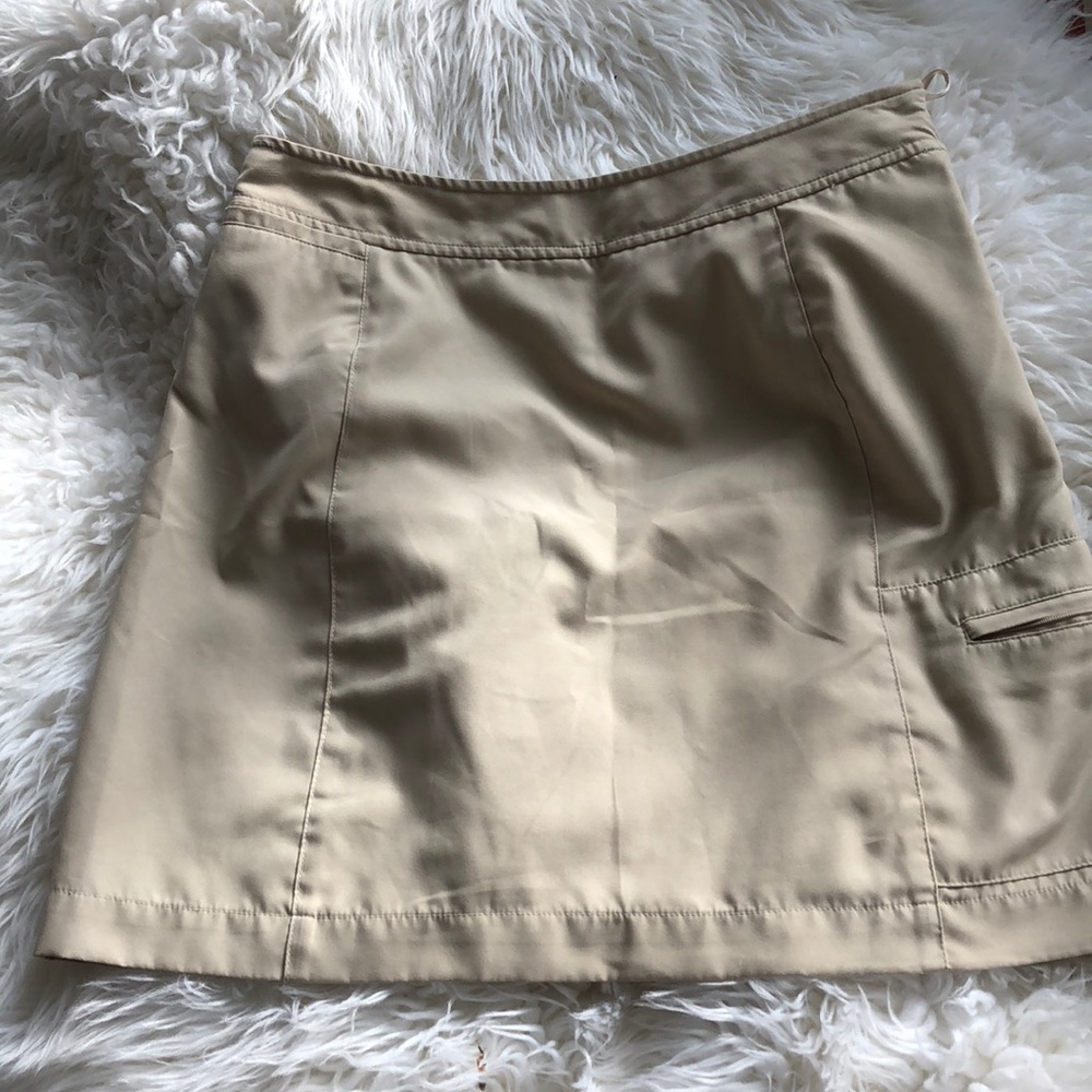 Ladies Golf skirt. Izod size 6.